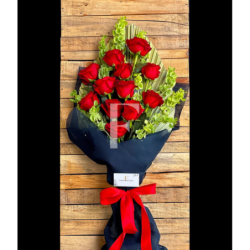 Bouquet of twelve red roses